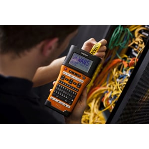 PT-E550WVP WL 1,2 IPS 24 MM .LI-ION/AC/AA AVEC CUTTER AVEC 1 AN