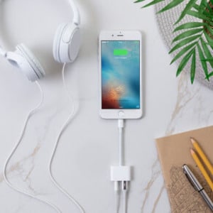 Belkin 3.5 mm Audio + Charge for iPhone and iPad L