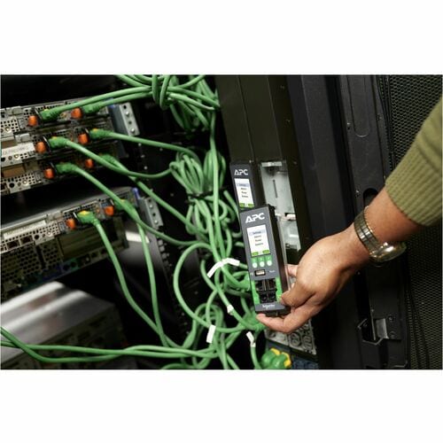 PDU NetShelter de APC by Schneider Electric de 42 tomas con medidor, IEC 60