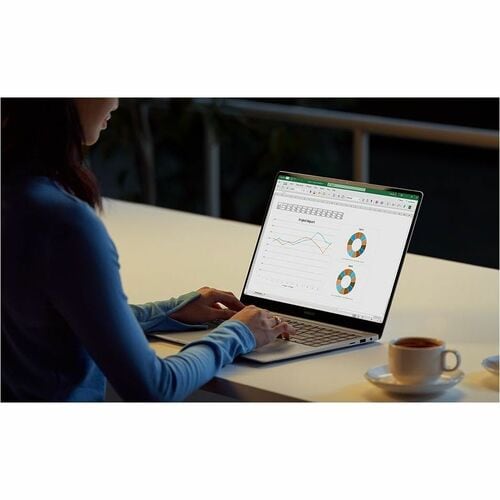 Ordinateur portable Samsung Galaxy Book4 Pro NP944XGK-KS2CA à écran tactile 14" (355,60 mm) - WQXGA+