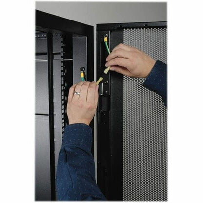 Gabinete SmartRack Premium ancho de 48U de Tripp Lite by Eaton (incluye puerta)