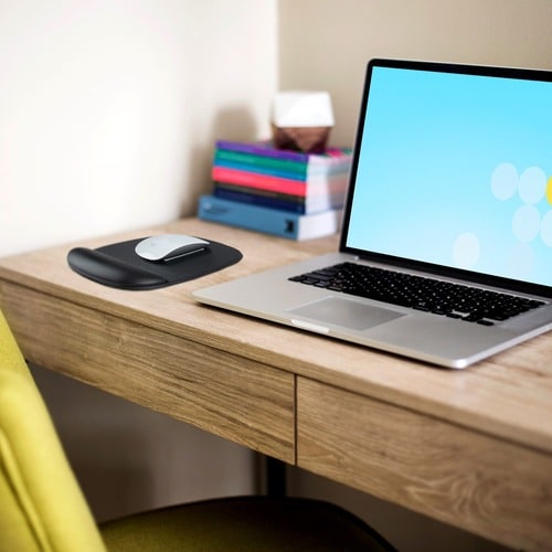 StarTech.com Mouse Pad with Hand rest, 6.7x7.1x 0.